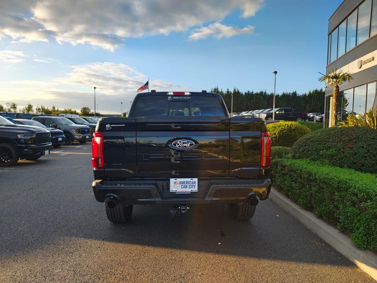 FORD F150 Supercrew LARIAT Black Package V8 5.0L