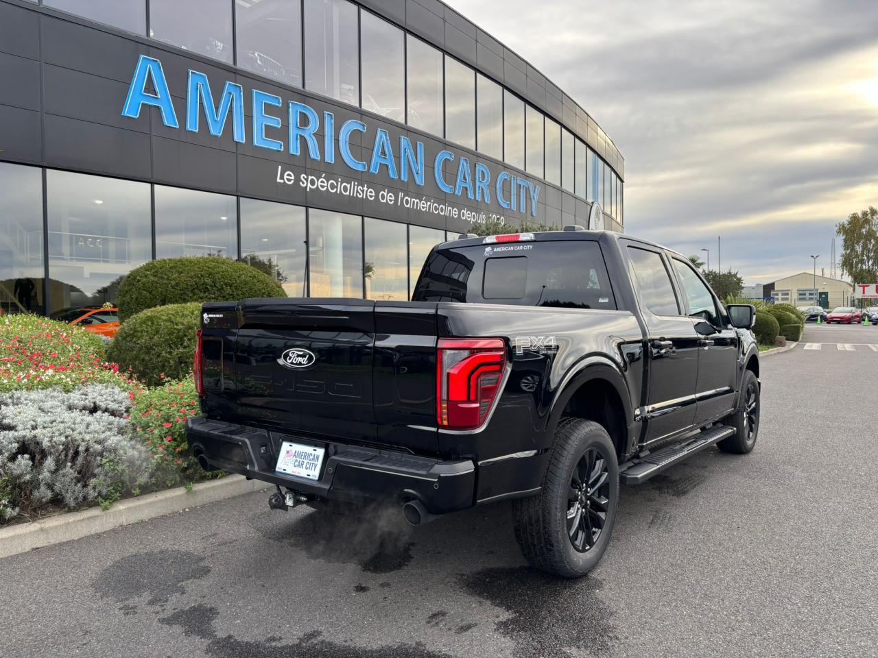 FORD F150 Supercrew LARIAT Black Package V8 5.0L