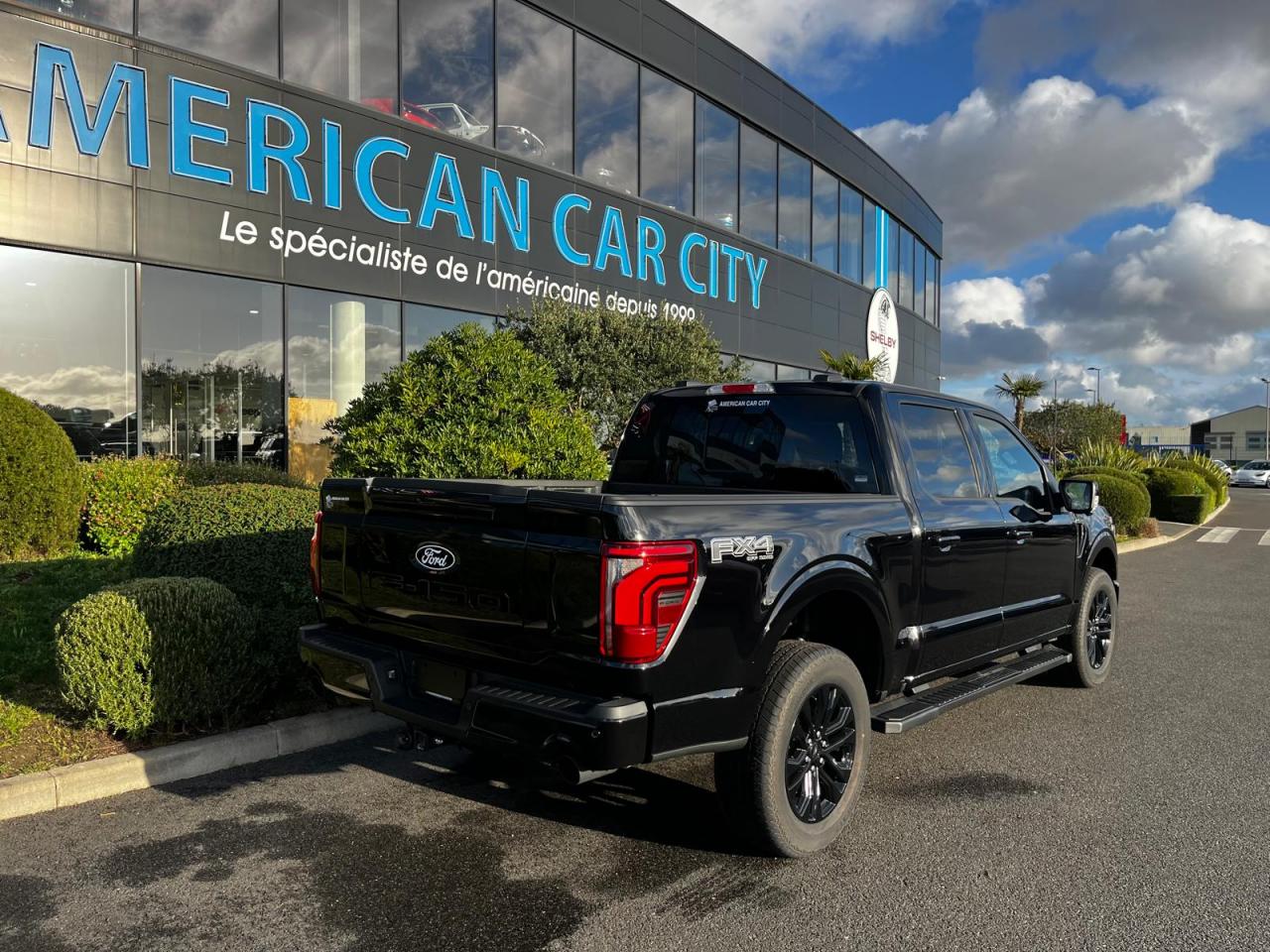 FORD F150 Supercrew LARIAT Black Package V8 5.0L