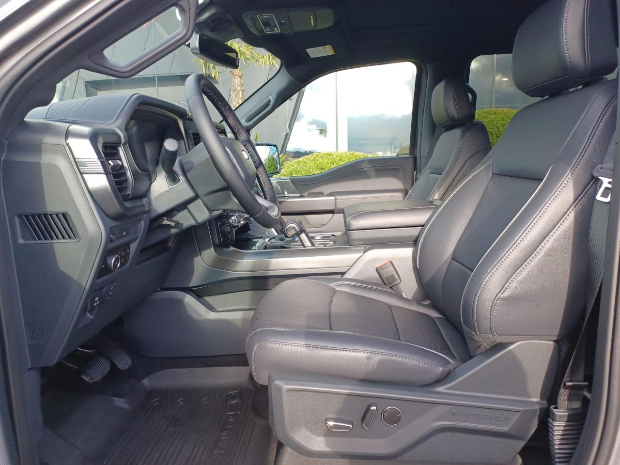 FORD F150 Supercrew LARIAT Black Package V8 5.0L