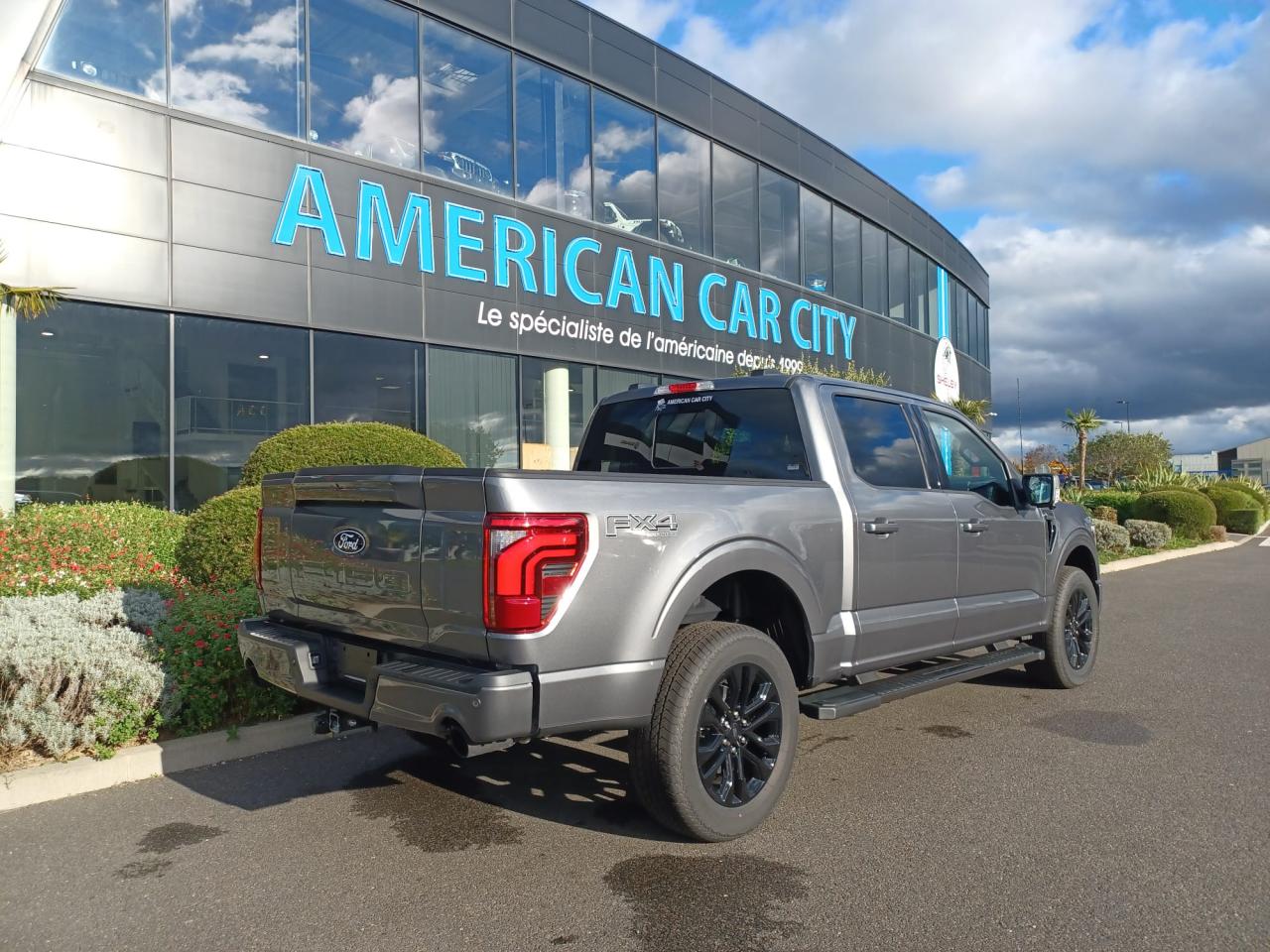 FORD F150 Supercrew LARIAT Black Package V8 5.0L