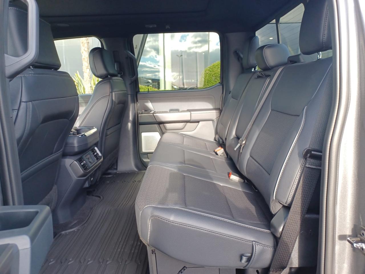 FORD F150 Supercrew LARIAT Black Package V8 5.0L