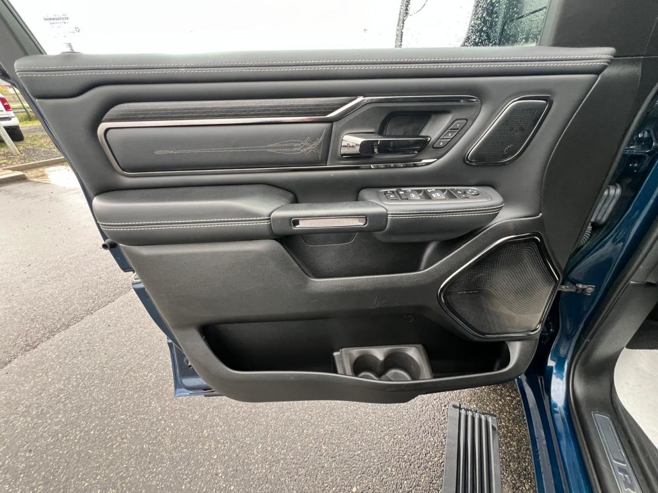 DODGE RAM 1500 Crew Limited Night Edition RAMBOX