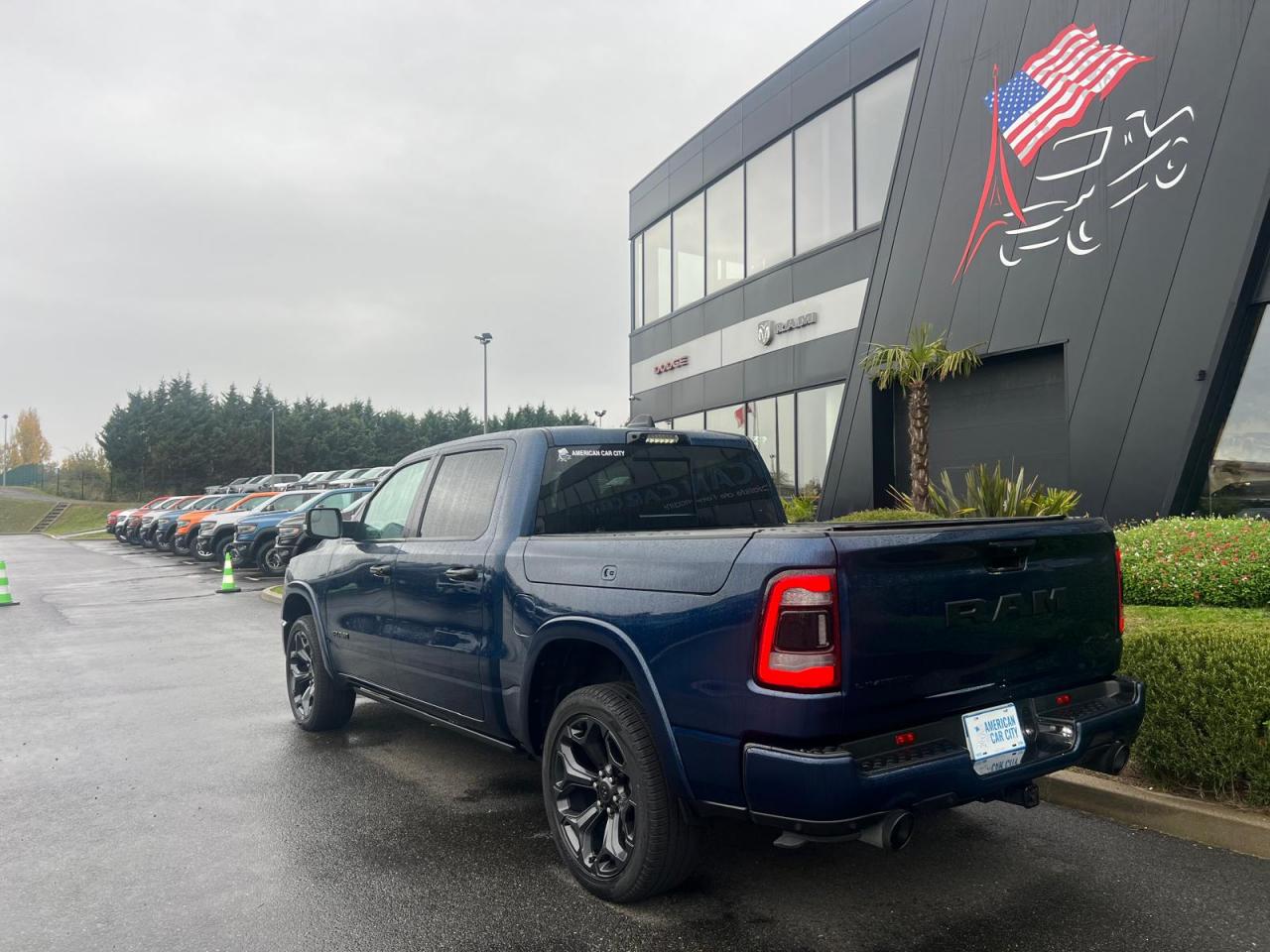 DODGE RAM 1500 Crew Limited Night Edition RAMBOX