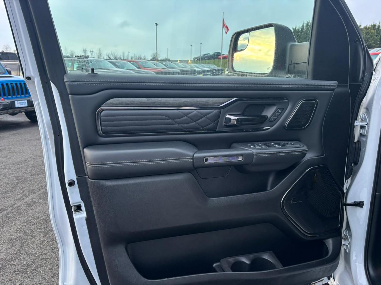 DODGE RAM 1500 CREW LIMITED NIGHT EDITION RAMBOX HAYON MULTI 2025