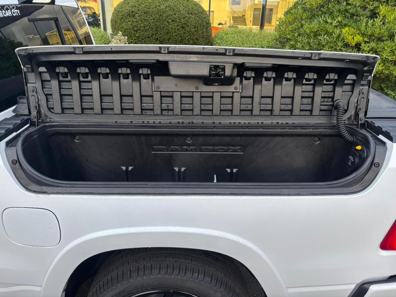 DODGE RAM 1500 CREW LIMITED NIGHT EDITION RAMBOX HAYON MULTI 2025