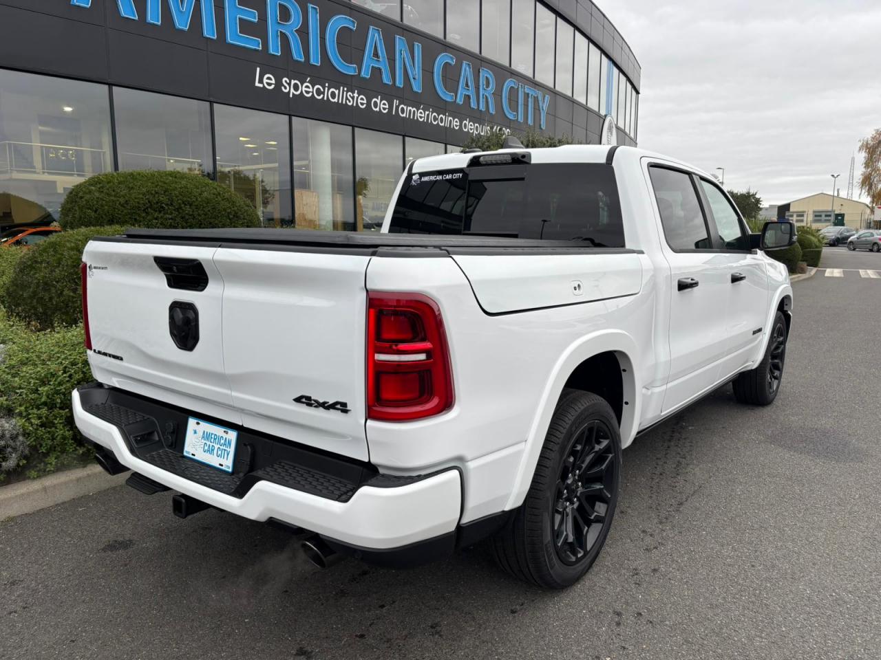 DODGE RAM 1500 CREW LIMITED NIGHT EDITION RAMBOX HAYON MULTI 2025