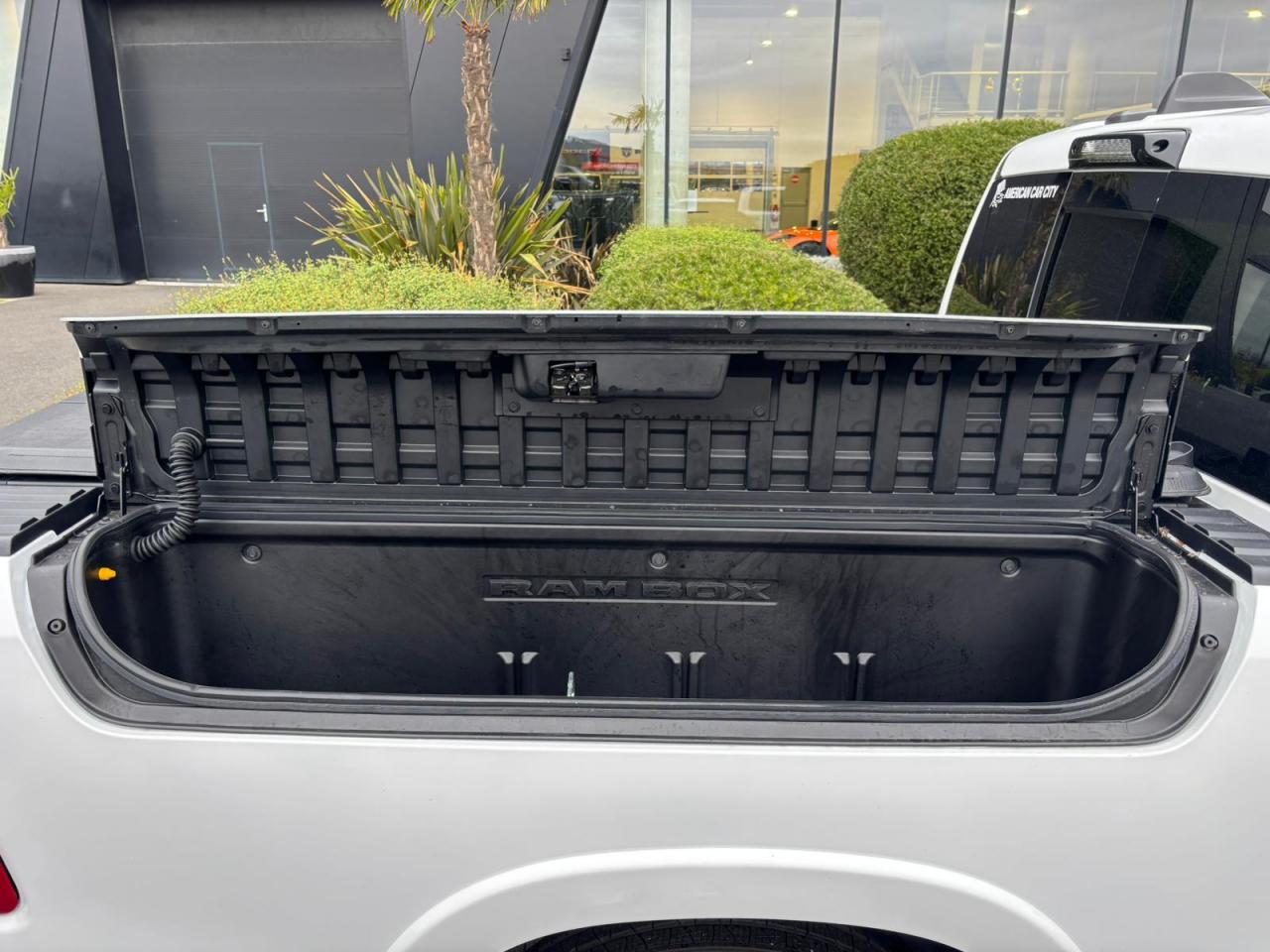 DODGE RAM 1500 CREW LIMITED NIGHT EDITION RAMBOX HAYON MULTI 2025