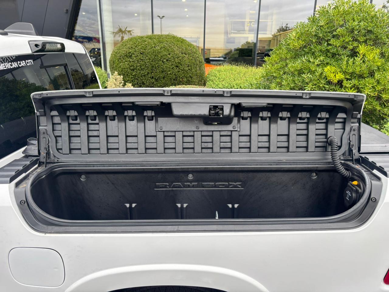 DODGE RAM 1500 CREW LIMITED NIGHT EDITION RAMBOX HAYON MULTI 2025