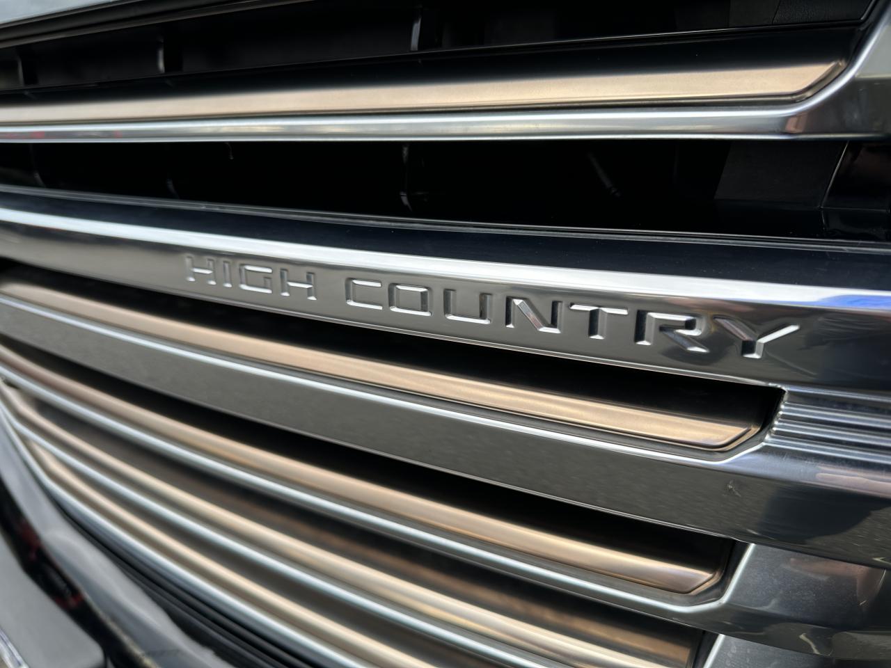 CHEVROLET SUBURBAN HIGH COUNTRY 4x4 V8 6.2L CTTE FOURGON