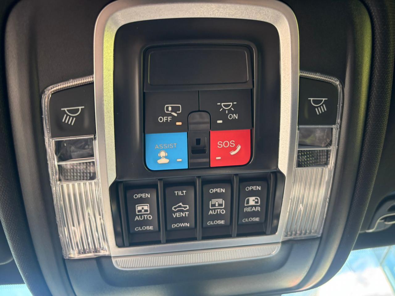 DODGE RAM 1500 CREW CAB REBEL AIR HAYON MULTI